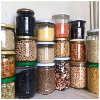 [La base, épisode 3] ⠀ Nous n’avons pas choisi notre nom par hasard 🥰 Le bocal est la solution idéale pour vos courses en vrac : ⠀ • Conservation optimale 👍 • Réutilisables 🔄 et recyclables à l’infini ♻️ • En plus d’être « un peu » plus sexys que les traditionnels sachets plastique à usage unique ! ⠀ Bonne nouvelle 🙂 Vous pourrez vous servir directement dans vos contenants à l’épicerie. Les sachets kraft auront aussi leur place, pour peu qu’ils soient réutilisés ! ⠀ Notre démarche dans la réduction des déchets est sincère et nous avons à cœur d’accompagner chacun.e dans l’adoption de ce nouveau mode de consommation respectueux des ressources de notre planète 🌍 ⠀ On vous souhaite une bonne semaine 👋 À très vite ! ⠀ . ⠀ #vrac #coursesenvrac #mescoursesenvrac #zerodechet #zerodechets #bocaux #bocauxenverre #bocauxdeco #bocauxcuisine #lebocal #lebocalparis #retourdecourses #coursesbio #mescoursesbio #bio #cerealesbio #coursesresponsable #coursesecoresponsables #consommacteur #consommaction