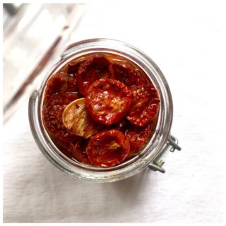 ⬇️ Petite recette toute simple ⬇️ Pour prolonger les saveurs d’été quelques semaines 🍂🍅 ⠀ Sur une astuce de @fannyhealthylifestyle, on teste aujourd’hui les tomates séchées maison avec les dernières tomates cerises de la saison 🤤 ⠀ Il nous faut : ⠀ • Des tomates cerises, même un peu fripées • De l’ail • Une bonne huile d’olive • Du sel, du poivre, une pincée de sucre et quelques herbes séchées (optionnel) ⠀ Les tomates cerises sont coupées en deux et bien mélangées au reste des ingrédients. Sur une plaque, on les dispose avec la face « pulpe » vers le haut et on enfourne 3 heures à 100 degrés. ⠀ C’est tout ? 😱 Oui. ✌️ Il n’y a plus qu’à remplir un bocal et compléter avec de l’huile d’olive. ⠀ 💡 Conservation sans stérilisation 1 mois au réfrigérateur. ⠀ . ⠀ Fanny a créé la box culinaire @veg_in_box et vous avez 10% sur votre première commande avec le code LEBOCAL10 🎉 (Partenariat non rémunéré évidemment, c’est juste qu’on trouve son projet super cool 🙂) ⠀ . ⠀ #vegetarien #vegetalien #vegan #recettevegetarienne #recettevegetalienne #recettevegan #tomatescerises #tomatessechees #tomatessecheemaison #faitmaison #bocal #bocalenverre #bocalleparfait #leparfait #zerodechet #cuisinezerodechet