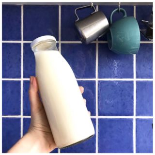 [Lait d’avoine maison] ⠀ 3 minutes chrono ⏱, 30 centimes le litre 💰, le tout sans emballage ✌️ ⠀ Il nous faut : ⠀ • 100 grammes de flocons d’avoine (achetés en vrac hein 🤗) • 1L d’eau • Un blender, même peu puissant • Un tissu fin ou un chinois pour le filtrage ⠀ • En option : un trait de sirop de cannelle, une goutte d’extrait de vanille ou ce qui vous fait plaisir 😋 ⠀ On passe le mélange flocons + eau au blender pendant une bonne minute, on filtre bien et.. c’est terminé 👍 ⠀ La partie solide s’appelle l’okara et peut être utilisée en pâtisserie, dans un porridge.. Nous, on l’ajoute à nos pesto maison pour leur donner une belle texture 🙂 ⠀ Et vous, vous avez déjà tenté le lait végétal maison ? ⠀ . ⠀ #zerodechet #zerodechets #objectifzerodechet #cuisinezerodechet #zerodechetparis #laitvegetal #laitvegetalmaison #laitdavoine #laitdavoinemaison #faitmaison #vegan #vegetalien #veganfaitmaison #recettevegan #vegantips #sanslaitdevache #mangermieux